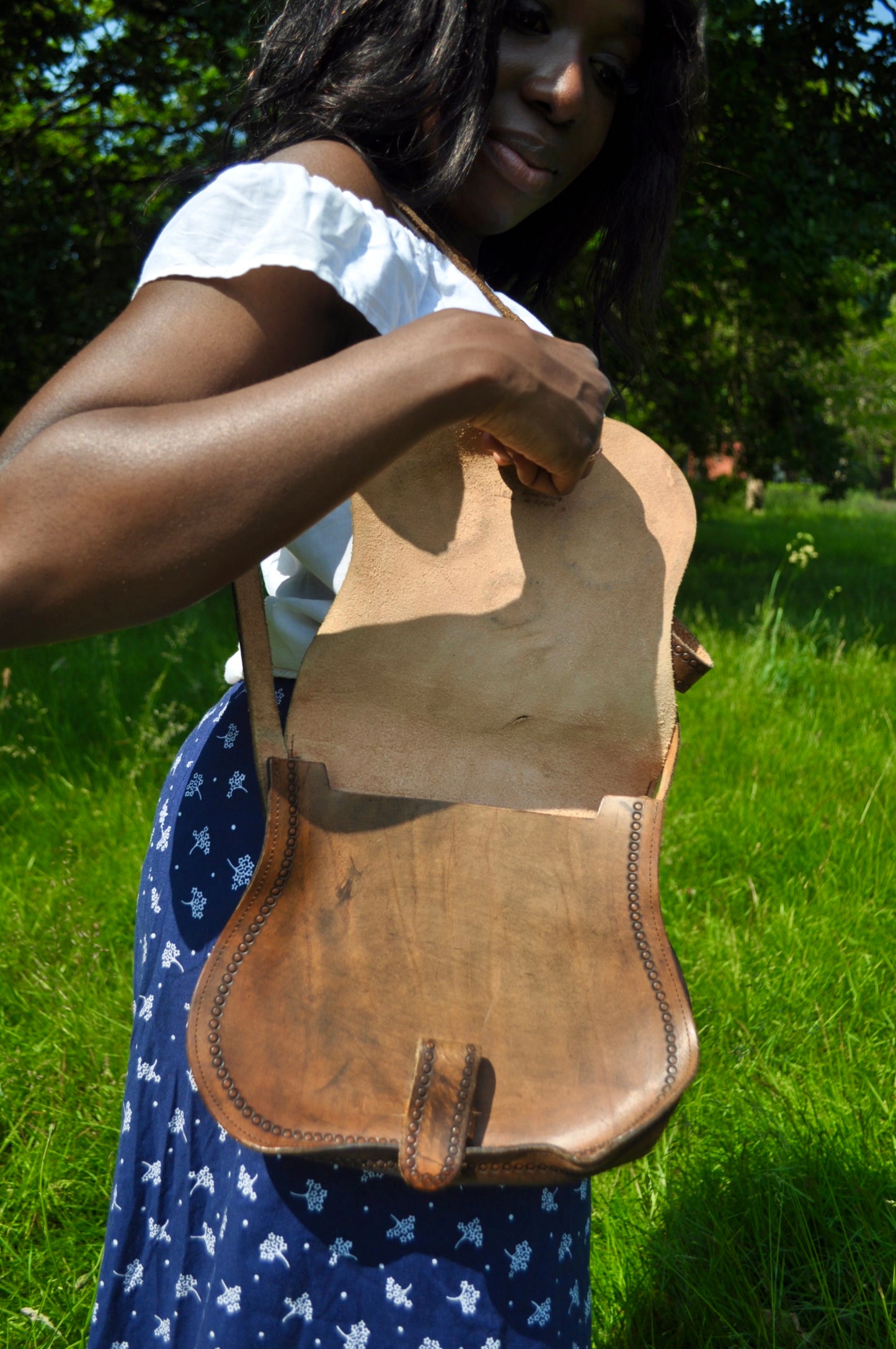 Vintage 70s Tan Leather Feather Detail Bag